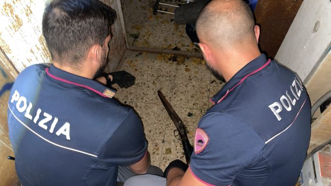 Scoperto a Librino un laboratorio della droga. Sequestrato un fucile nascosto in un cuscino