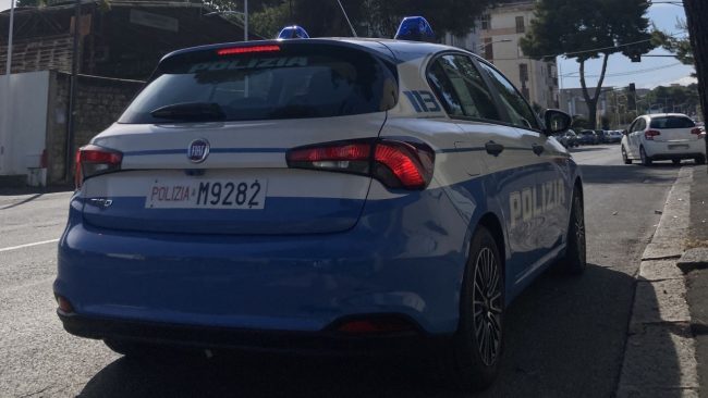 Catania, minacce con coltelli e manganelli per un parcheggio condominiale: denunciati due 30enni