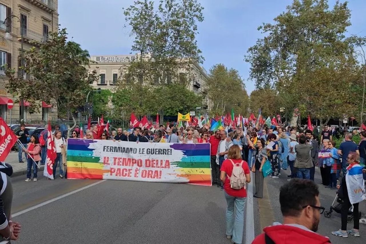 In migliaia a Palermo manifestano e sfilano per dire “no alle guerre, sì alla pace”