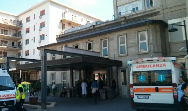 Maxi rissa a Palermo, due famiglie si prendono a calci e pugni: 3 feriti e 8 denunciati