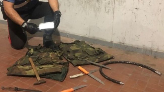 Catania, uomo armato di coltelli minaccia vicini di casa e carabinieri