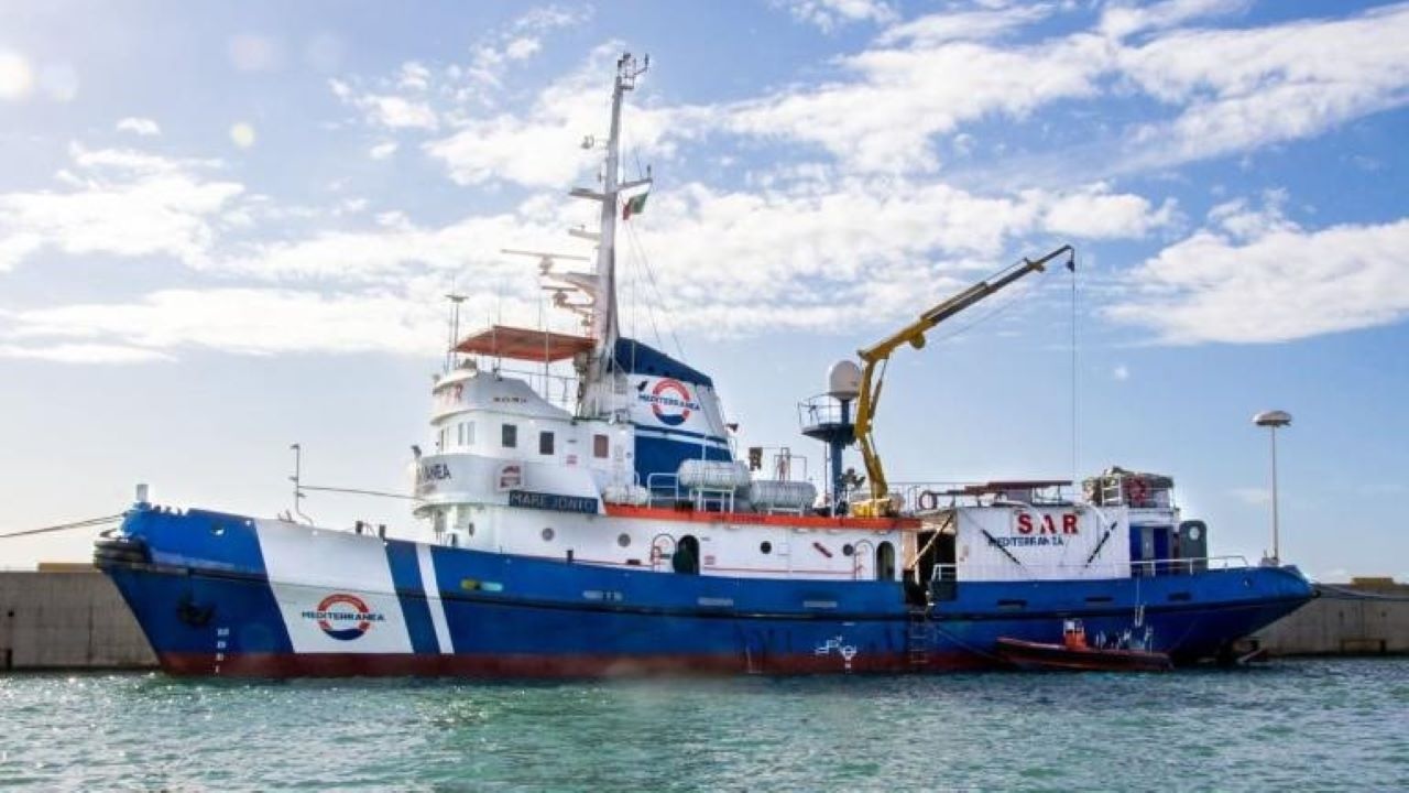 La nave ong Mare Jonio arriva a Porto Empedocle