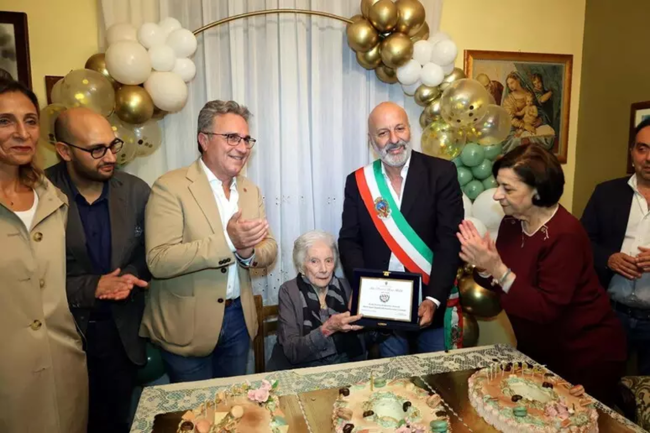 Sambuca di Sicilia, compleanno speciale per nonna Rosa che spegne 100 candeline