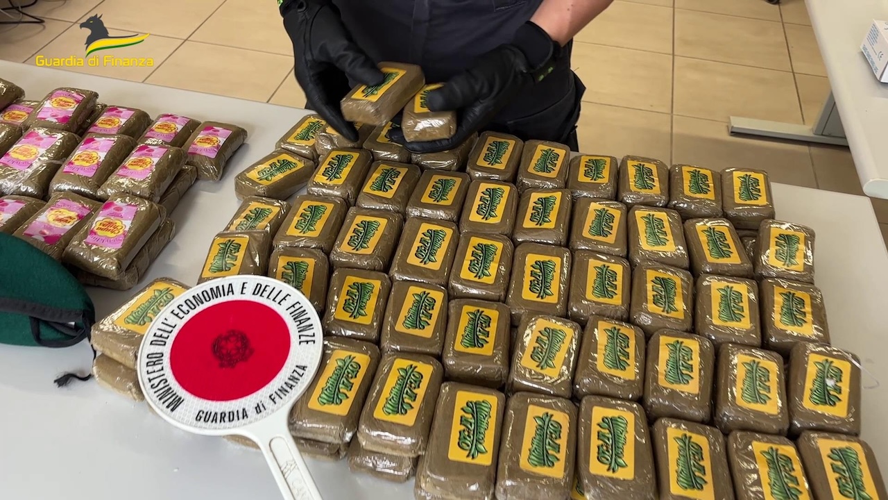 Operazione “Take Away”, 40 kg di hashish sotto sequestro. Un arresto e una denuncia a piede libero – VIDEO