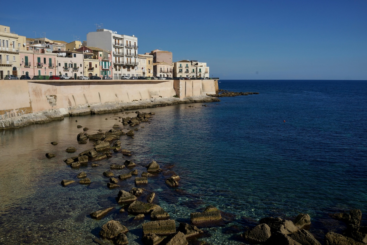 Paura ad Ortigia per l’esplosione di una bomba carta contro una panchina del parcheggio Talete