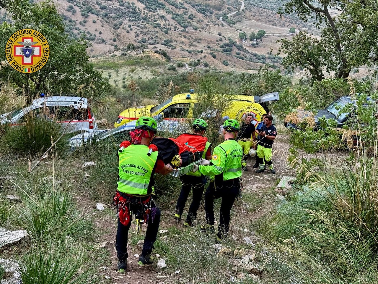 Il dolore al petto e l’infarto, escursionista si accascia a terra davanti all’amico medico e muore