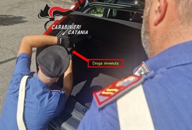 Accelera al posto di blocco perché aveva la droga in auto: nei guai 31enne nel Catanese