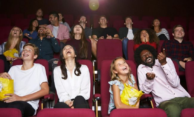 Perché vedere film comici fa bene alla salute, l’importanza dell’umorismo nella vita di tutti i giorni