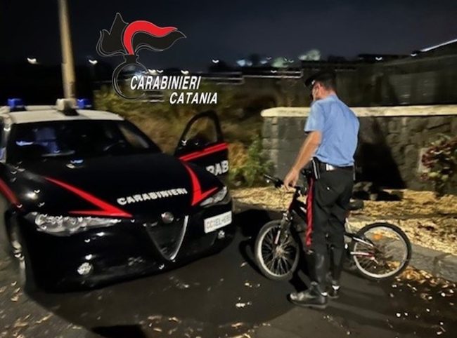San Pietro Clarenza, arrestato un uomo sorpreso mentre scavalcava un cancello per rubare una bici