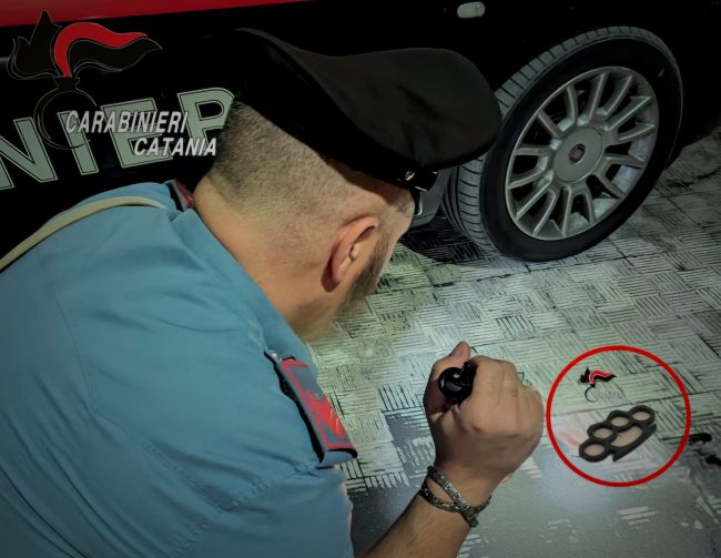 Giovanissimi con armi in auto fermati a Catania