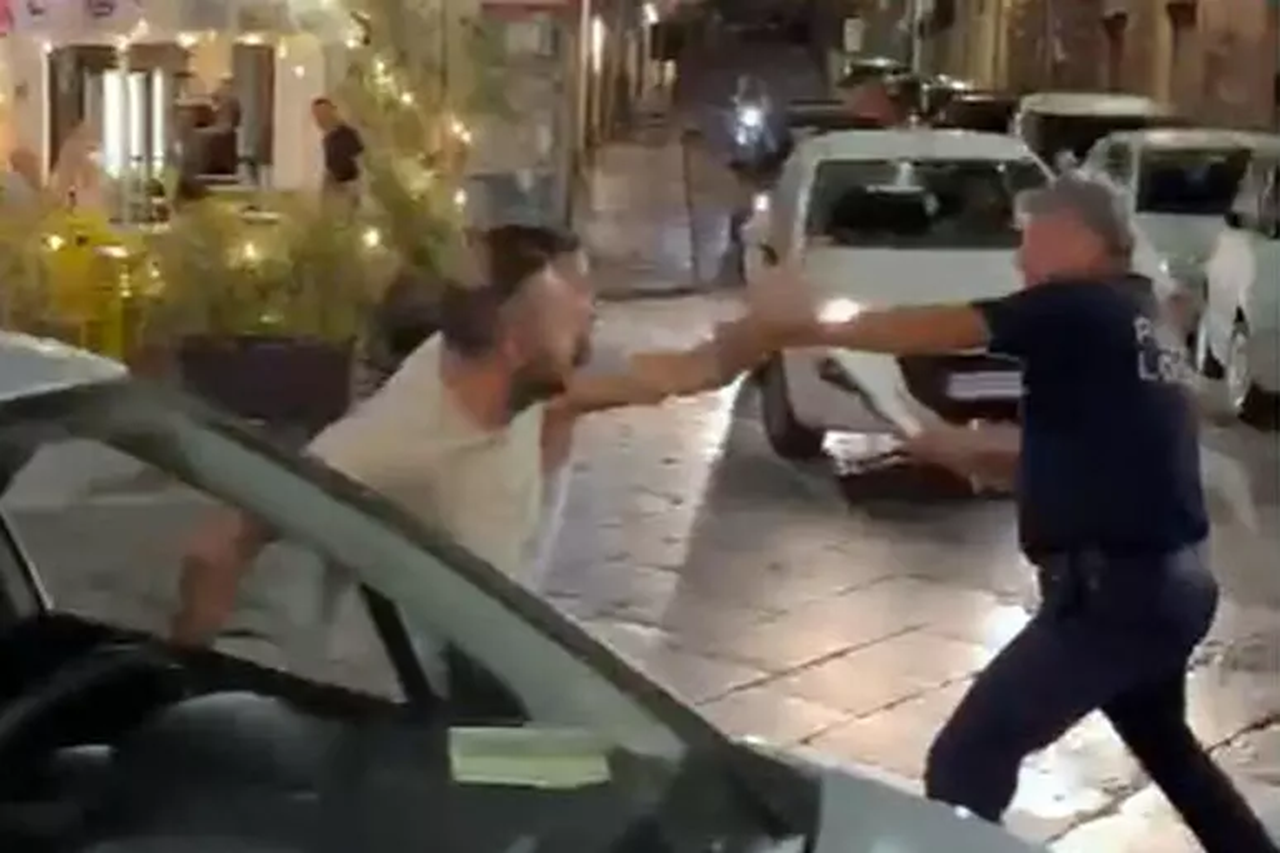 Catania, vigili aggrediti da due fratelli: avevano multato un’auto in divieto di sosta, video diventa virale