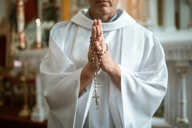 Sacerdote accusato di violenza sessuale ai danni di una donna ospite di una casa di accoglienza di Messina