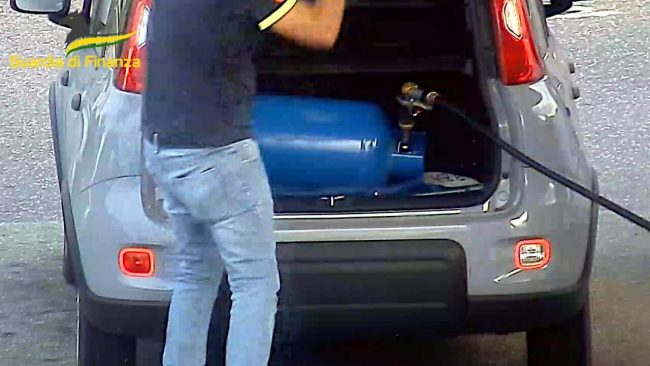 Bombole Gpl domestiche riempite al distributore di carburante: sequestrato impianto ad Acireale