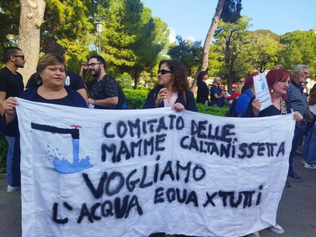 Crisi idrica in Sicilia, manifestazione sotto la sede della Presidenza della Regione
