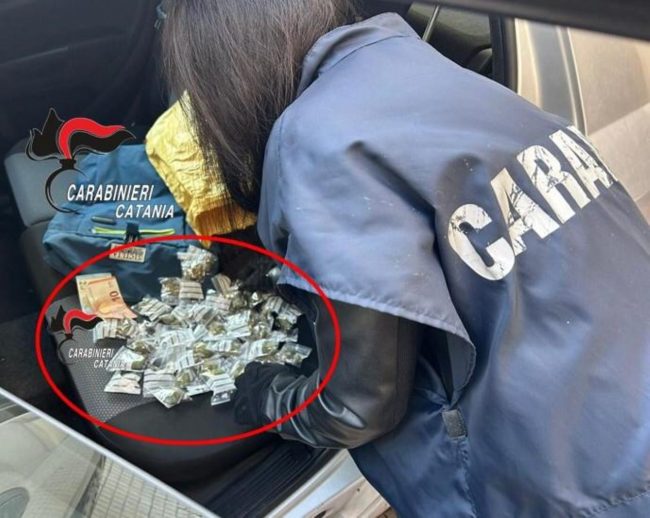 Catania, consegnavano droga a domicilio: arrestate 2 donne pusher