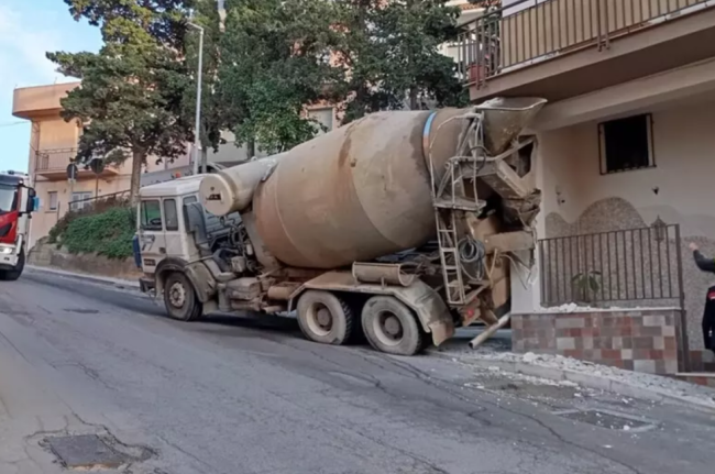 Betoniera contro una palazzina nel Palermitano: indagini in corso