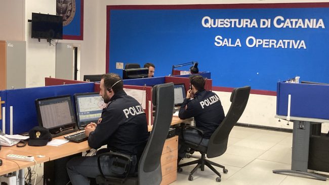 Tenta di rubare auto e prova a scappare, ma perde arnese usato per il furto: in manette 27enne