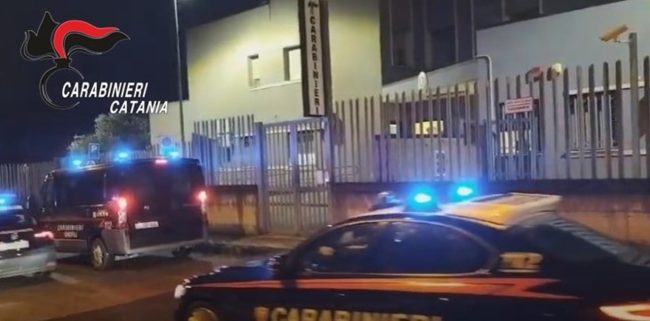 Sequestrano e picchiano una donna per debiti di droga a Taormina: tre arresti nel Catanese