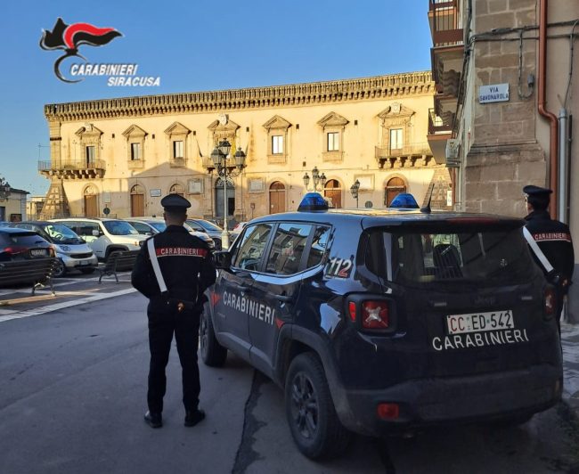 Gestiva mini-market casalingo della droga, arrestato 29enne a Francofonte
