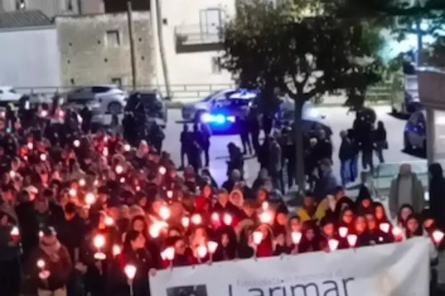 Corteo a Piazza Armerina per la 15enne Larimar. Il vescovo: “Noi adulti cosa stiamo facendo per questi giovani?”
