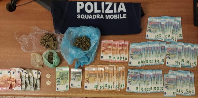 Droga al dettaglio nel quartiere San Berillo, arrestato pusher 22enne