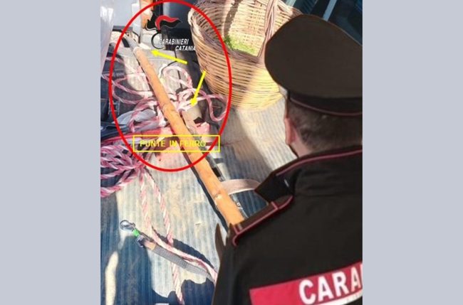 Andava in giro con 2 bastoni in auto: in manette 46enne nel Catanese