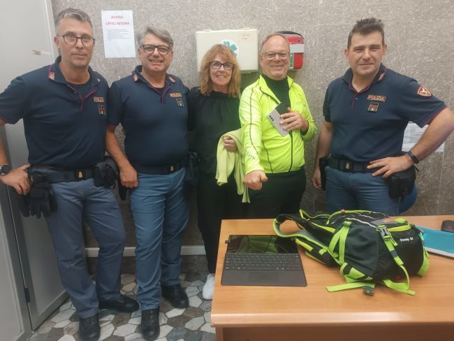 Turista dimentica zaino a bordo di un treno, la polizia ferroviaria di Palermo lo trova e lo riconsegna