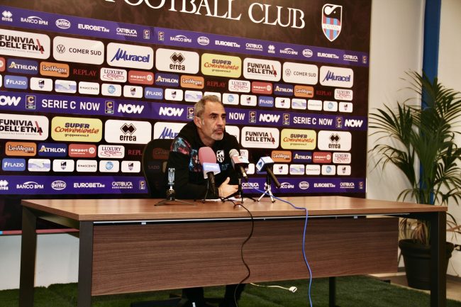 Mister Toscano pronto alla sfida con il Crotone: “In questo momento serve maggiore sacrificio da parte di tutti”
