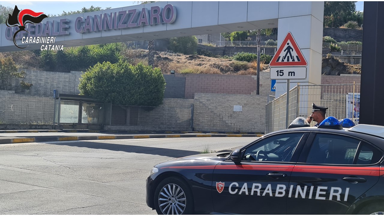 Coppia sbaglia strada per la troppa pioggia, carabinieri scortano donna all’ottavo mese fino all’ospedale