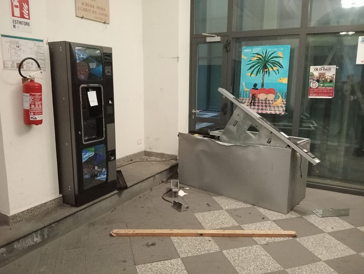 Acireale, ladri di merendine in azione al palazzo municipale: presi di mira i distributori automatici