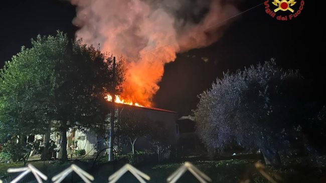 Incendio nel Palermitano: distrutto edificio nel bivio Montenero di Pollina