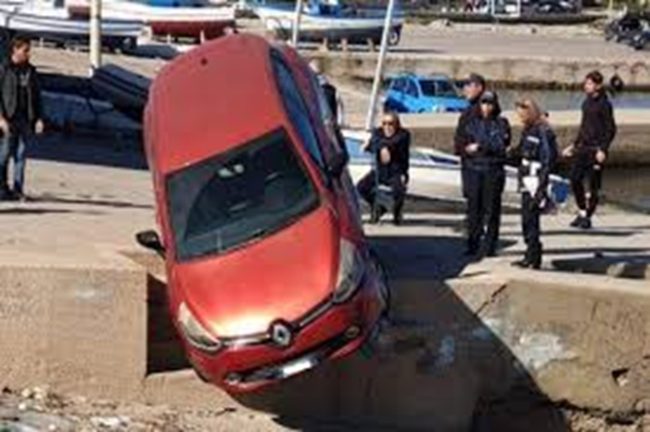 Isola delle Femmine, auto in bilico sulla scalinata del porticciolo