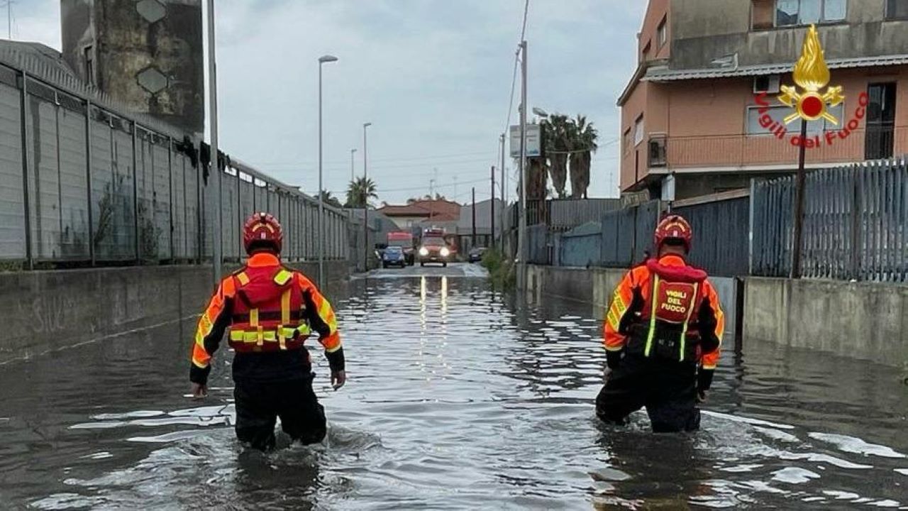 Bomba d’acqua a Catania e provincia, interventi in corso: auto in panne e strade come fiumi in piena