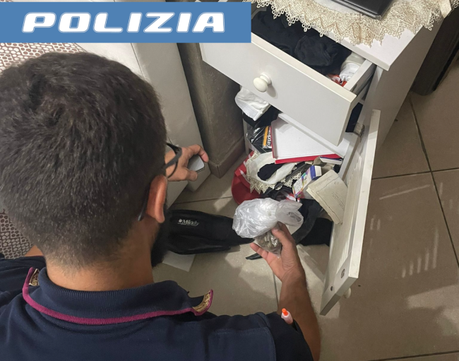 Non si fermano all’Alt e fuggono per le strade di Picanello: in manette 2 giovani pusher