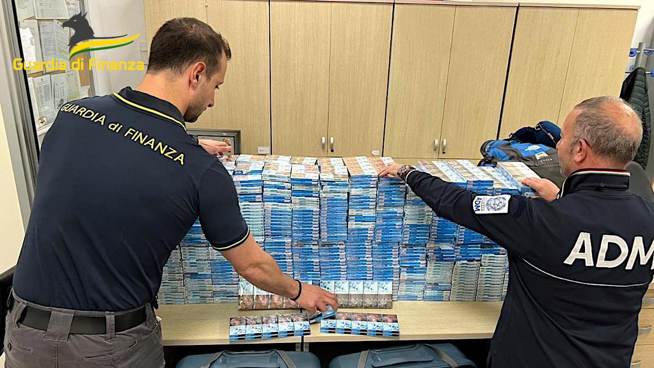 Contrabbando da 60 kg di sigarette all’aeroporto di Catania: arrestato 35enne