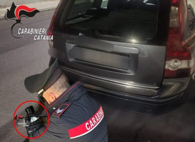Catania, pusher beccato in “azione” da un carabiniere libero dal servizio che lo insegue e arresta