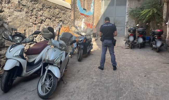 Controlli a Catania, scoperto deposito di scooter rubati
