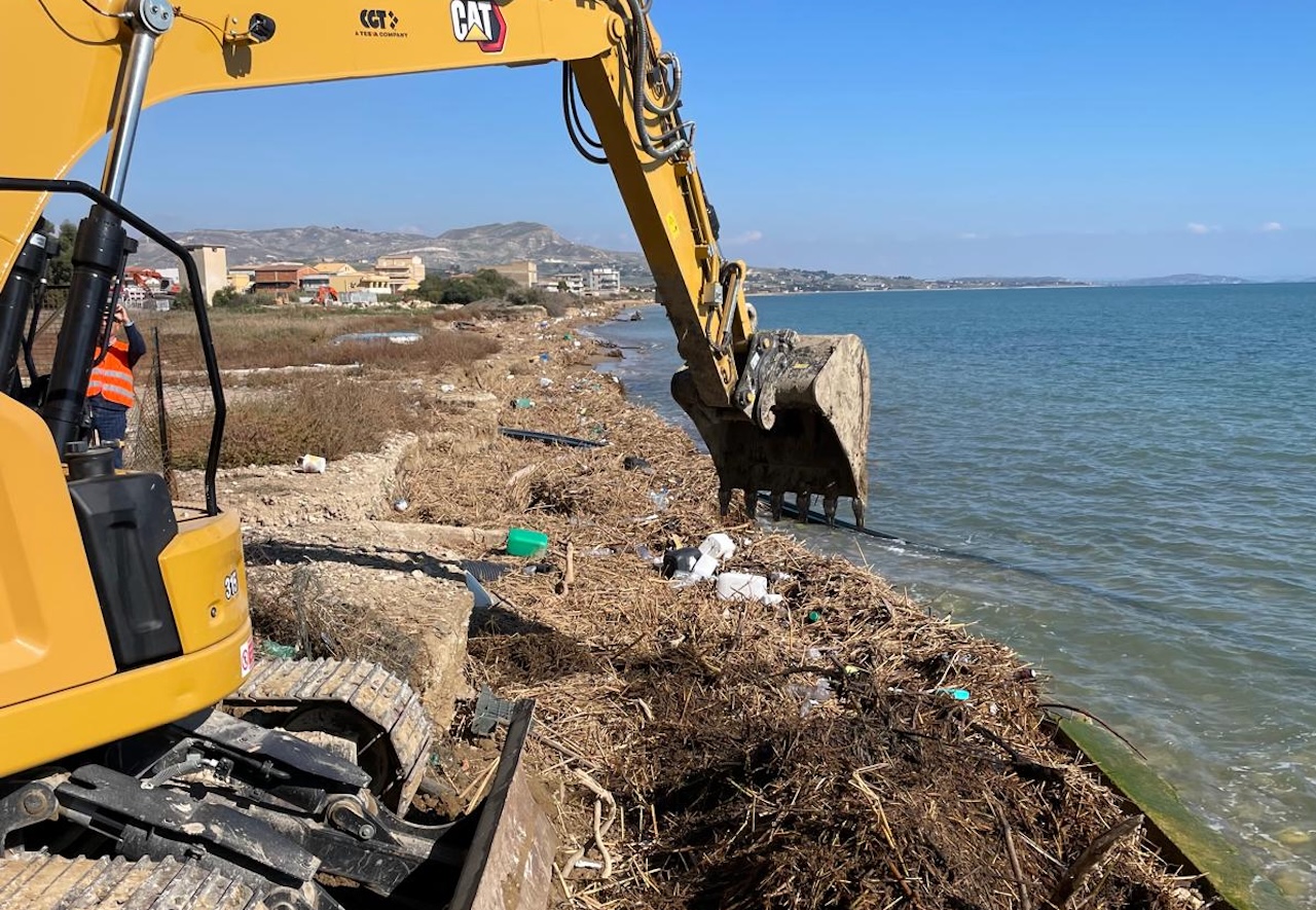 Maltempo, avviati i lavori alla foce del fiume Salso a Licata