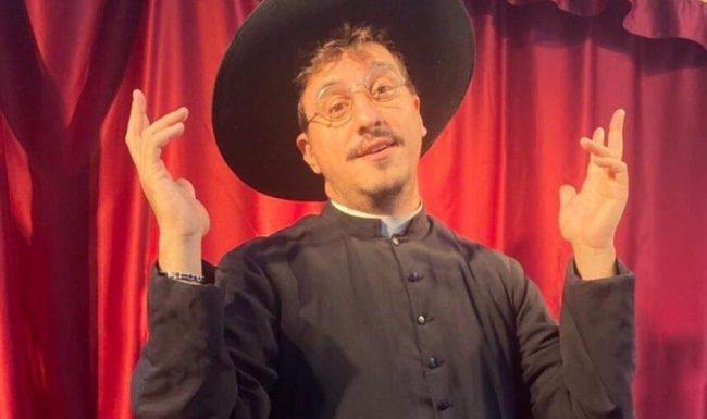 Alessandro Idonea trionfa in Fiat Voluntas Dei nelle vesti di Padre Attanasio