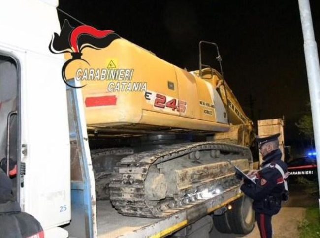 Sventato furto con “spaccata” nel Catanese