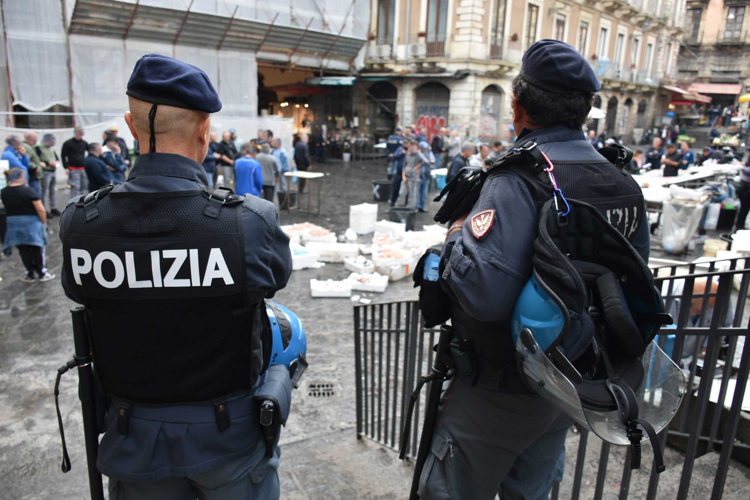 Il blitz alla pescheria di Catania. Sanzioni salate e maxi sequestro di pesce