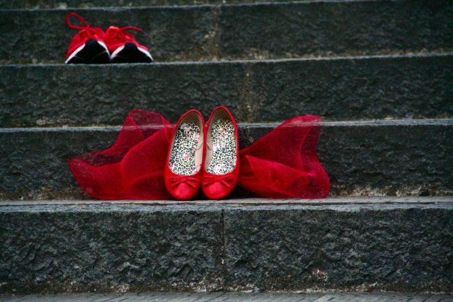 Camporotondo Etneo si “tinge di rosso” per dire “No” alla violenza sulle donne