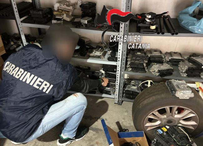 Da Catania a Misterbianco, nascondeva sofisticate apparecchiature per rubare auto: denunciato 64enne