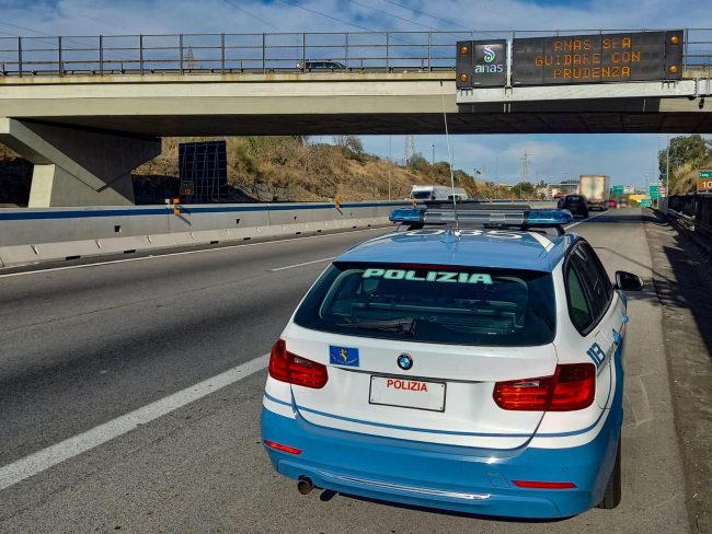 Stretta sui “furbetti” della corsia d’emergenza: controlli a tappeto