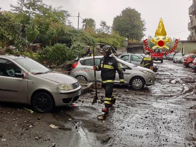 Violento nubifragio nel Catanese, strade impraticabili e tratti dell’A18 chiusi per allagamenti – FOTO E VIDEO