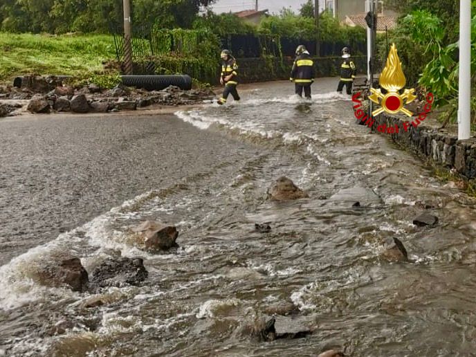 Gli eroi dell’alluvione. Cisal Catania e Federdistat Cisal VVF: “Vigili del fuoco in prima linea per salvare vite”