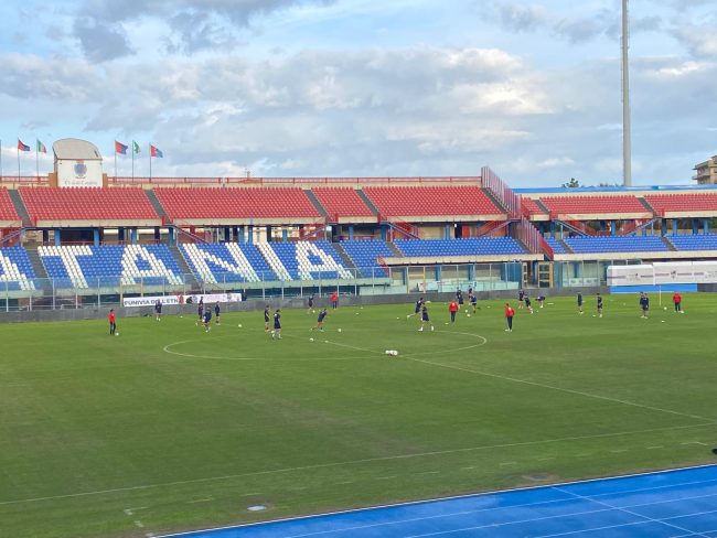 “Noi vogliamo vincere”, l’allenamento del Catania con il sound dei tifosi – FOTO