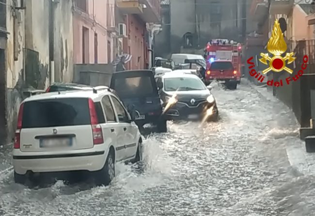 Maltempo, Acireale in ginocchio: strade allegate e torrenti esondati. Situazione critica in via San Piero Patti