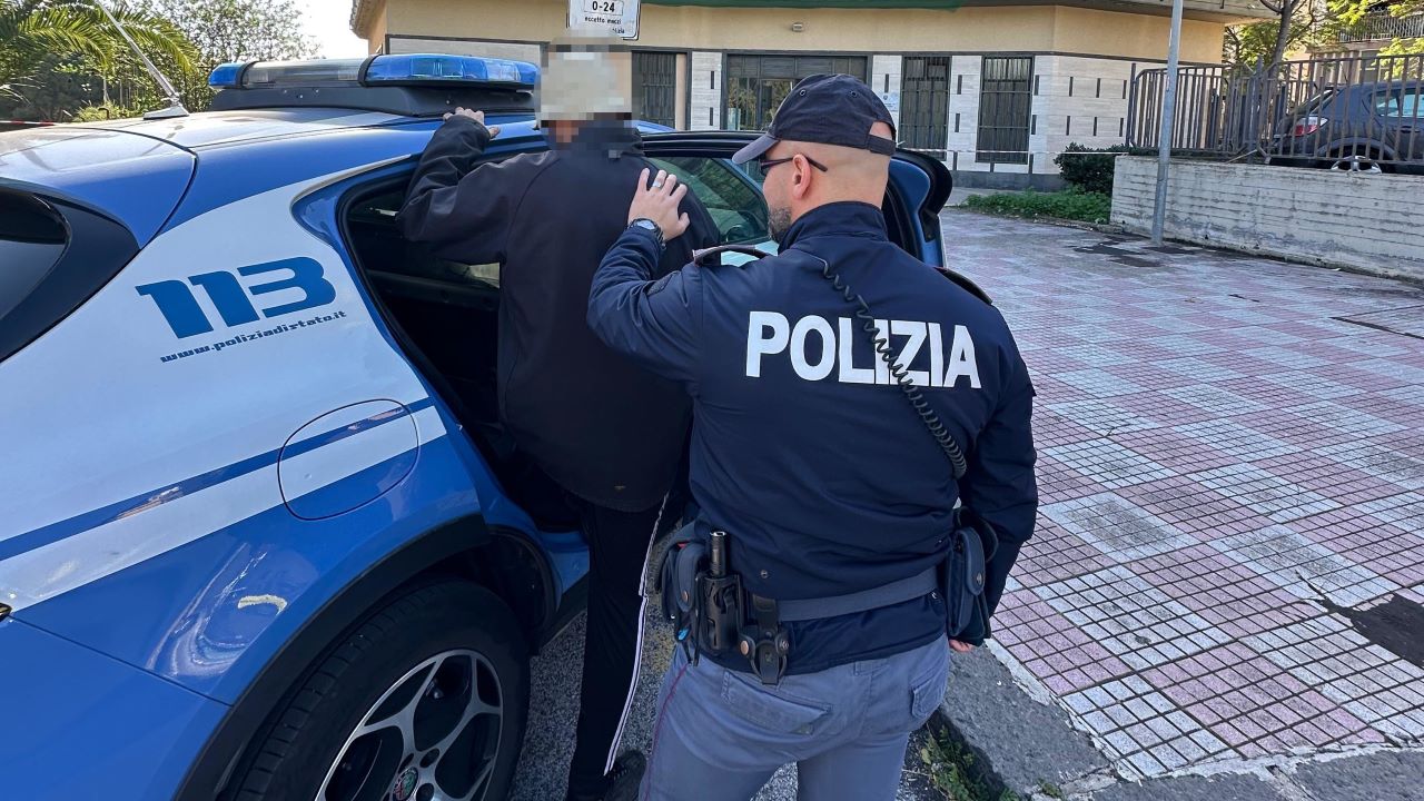 Catania, ai domiciliari va a giocare a calcio ma si ritrova dei poliziotti come avversari