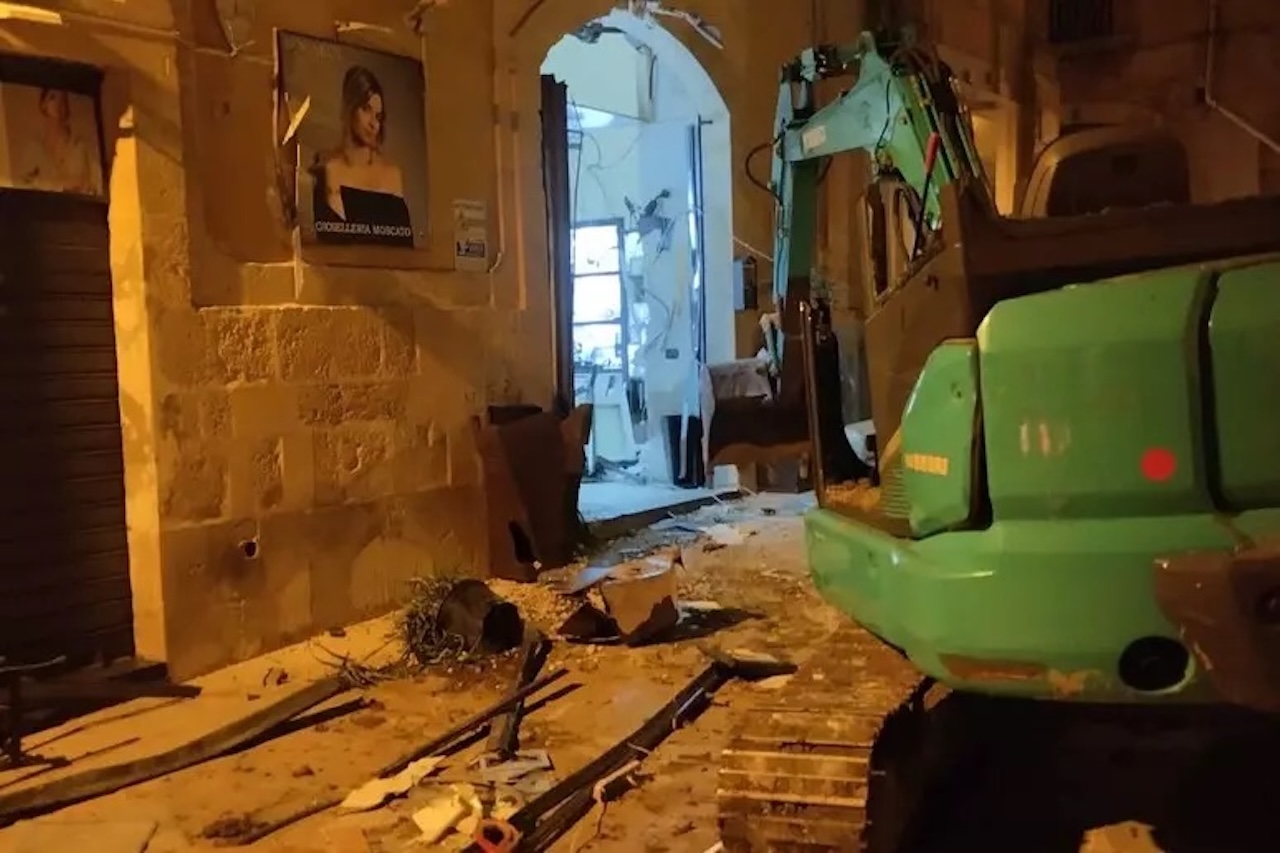 Arrestata la “banda dell’escavatore”. Dagli esperti escavatoristi alle “marmotte”